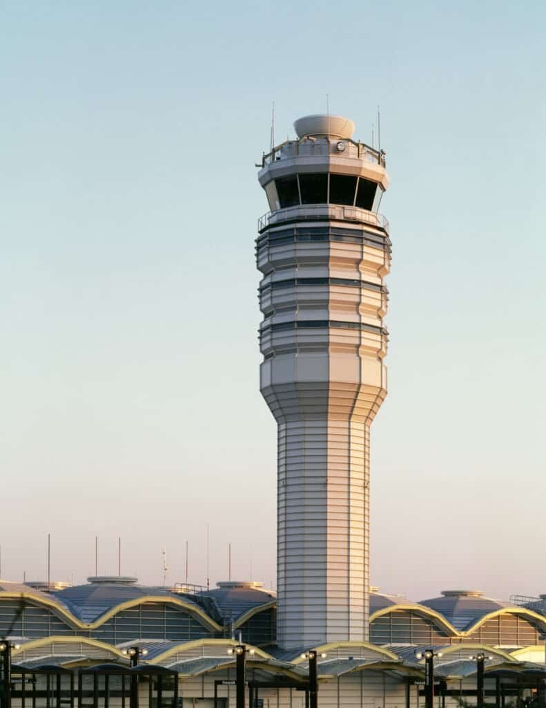 Torre de controle de tráfego aéreo do Aeroporto Nacional Ronald Reagan, em Washington