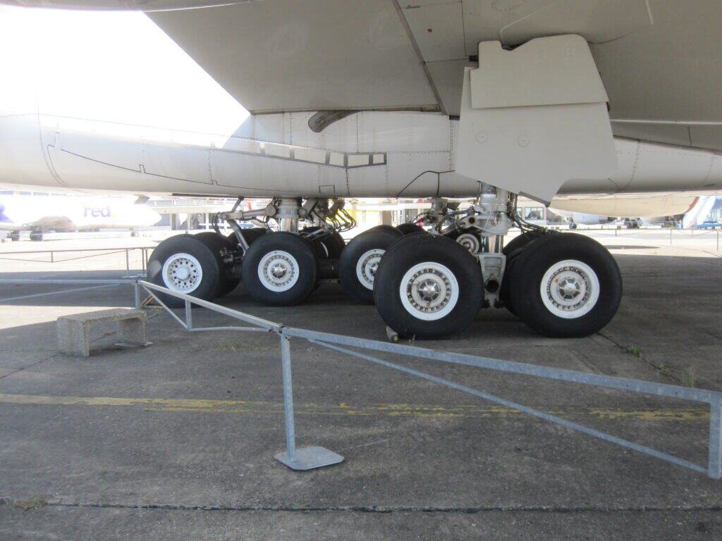 Trem de pouso traseiro de um Airbus A380, mostrando rodas, amortecedores e estrutura hidráulica