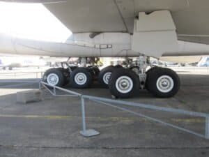 Trem de Pouso: Como Funciona a Retração, os Amortecedores e a Frenagem do Avião