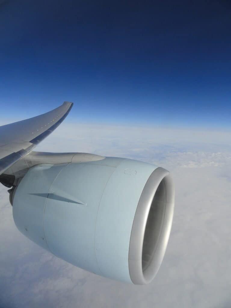 Motor GE90 sob a asa de um Boeing 777-200LR da Air Canada em voo