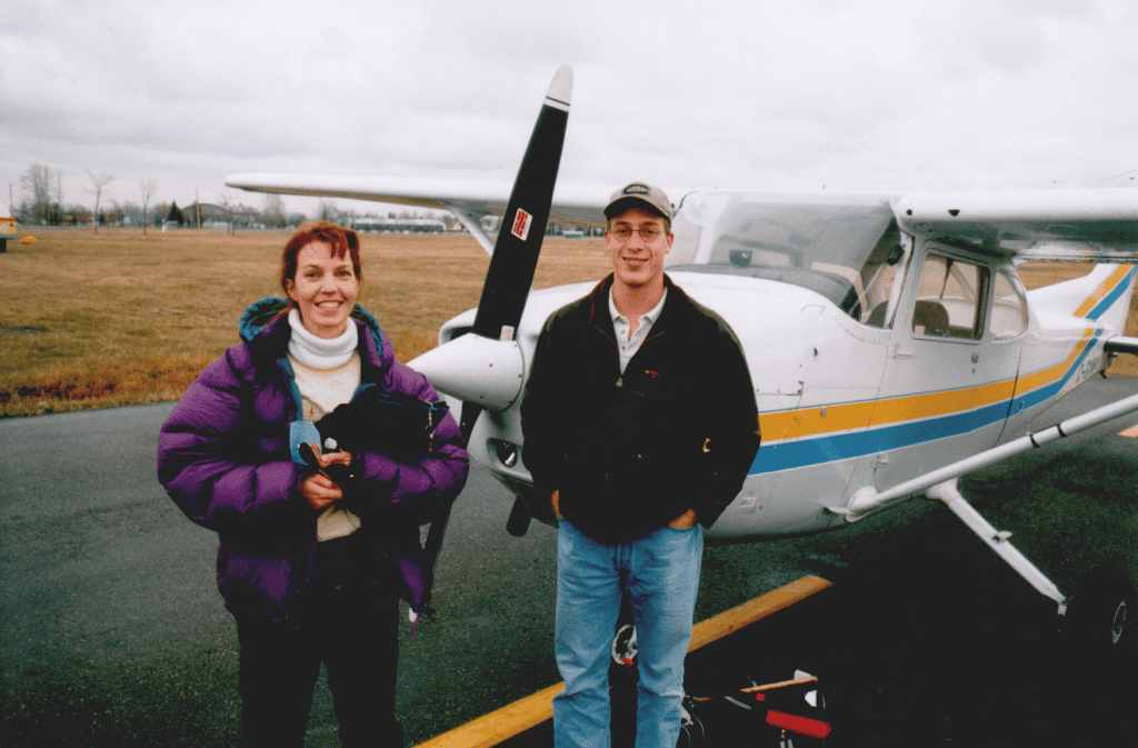 Instrutor e aluno de pilotagem em um Cessna 172