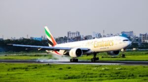 Voo da Emirates Retorna a Délhi Após Colisão com Aves e Atraso Chega a 15 Horas