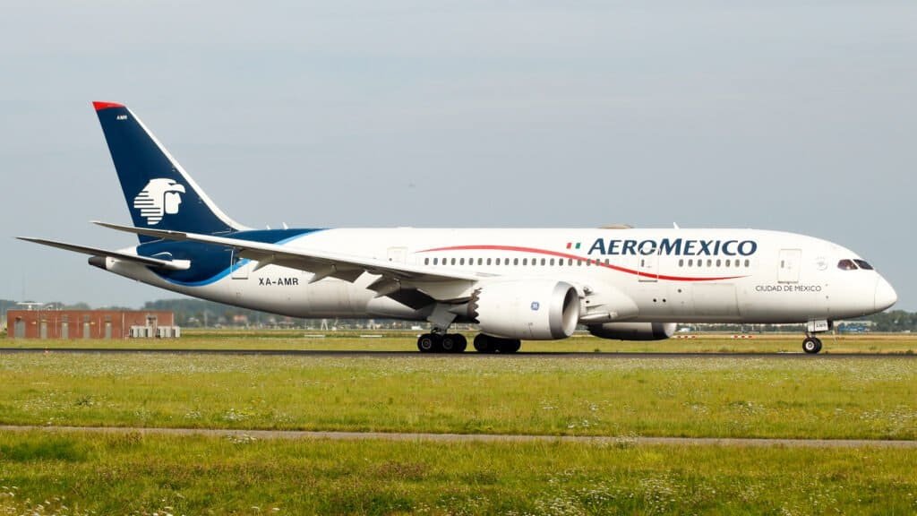 Avião comercial Boeing 787 da AeroMexico em aproximação final para pouso em Amsterdã