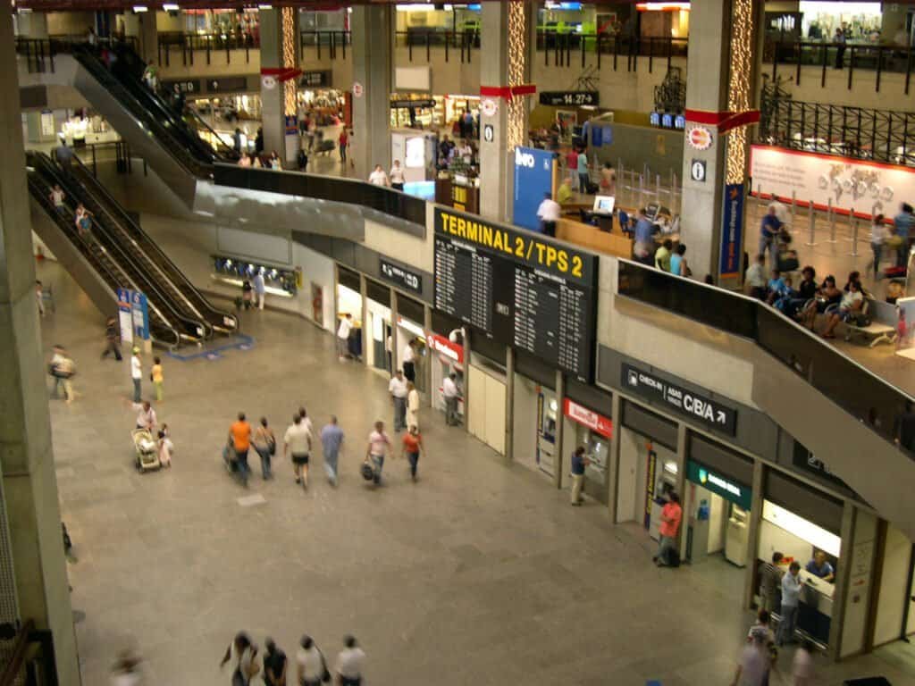 Vista interna do Terminal 2 do Aeroporto Internacional de São Paulo/Guarulhos