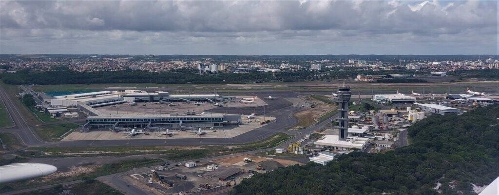 Vista aérea do terminal e torre de controle do Aeroporto de Salvador, na Bahia