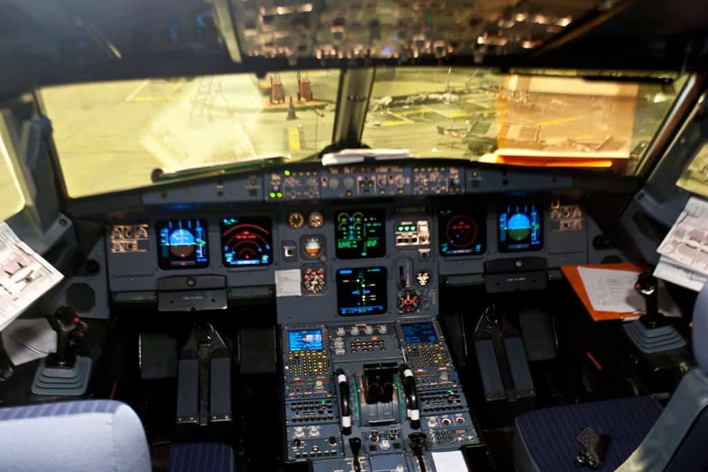 Cockpit de um Airbus A320 da Air France, com os sidesticks do sistema fly-by-wire