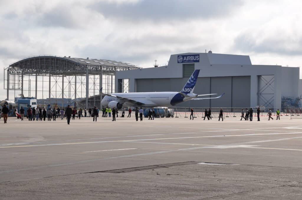 Airbus A350 decolando durante voo de testes