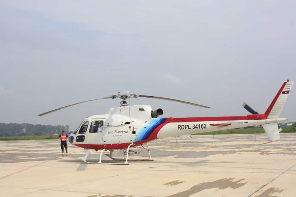 Helicóptero AS350 voando