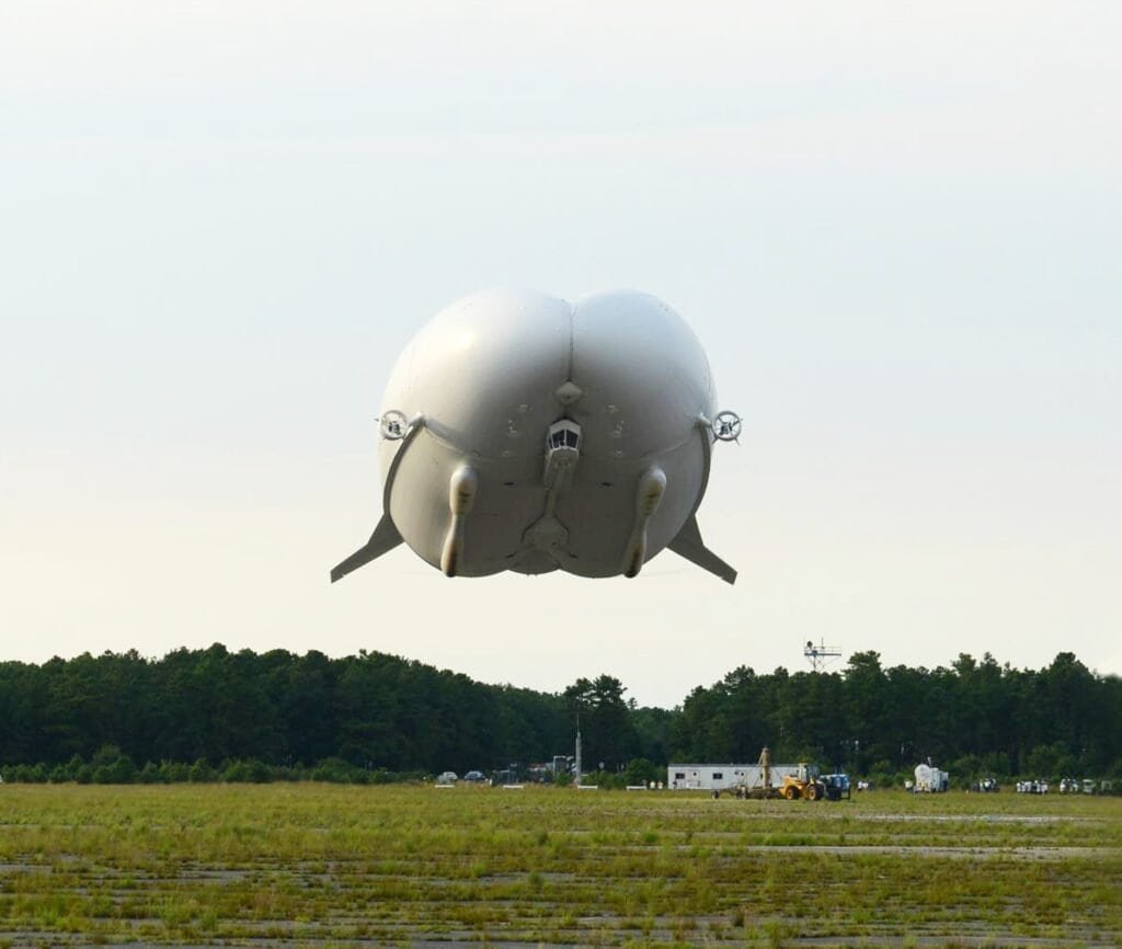 Dirigível Airlander 10 em voo