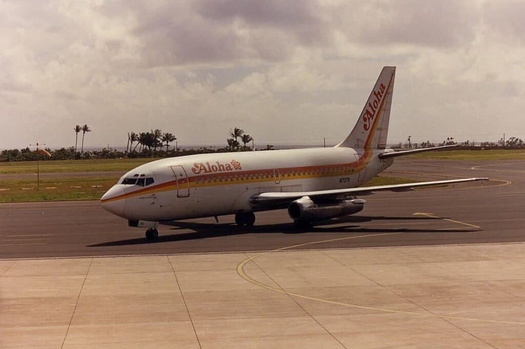 Boeing 737-297 prefixo N73711 da Aloha Airlines, fotografado dois meses antes da falha estrutural por fadiga metálica do voo 243