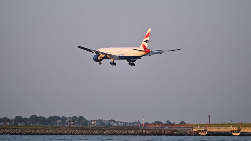 Boeing 777-200ER da British Airways em aproximação final para pouso