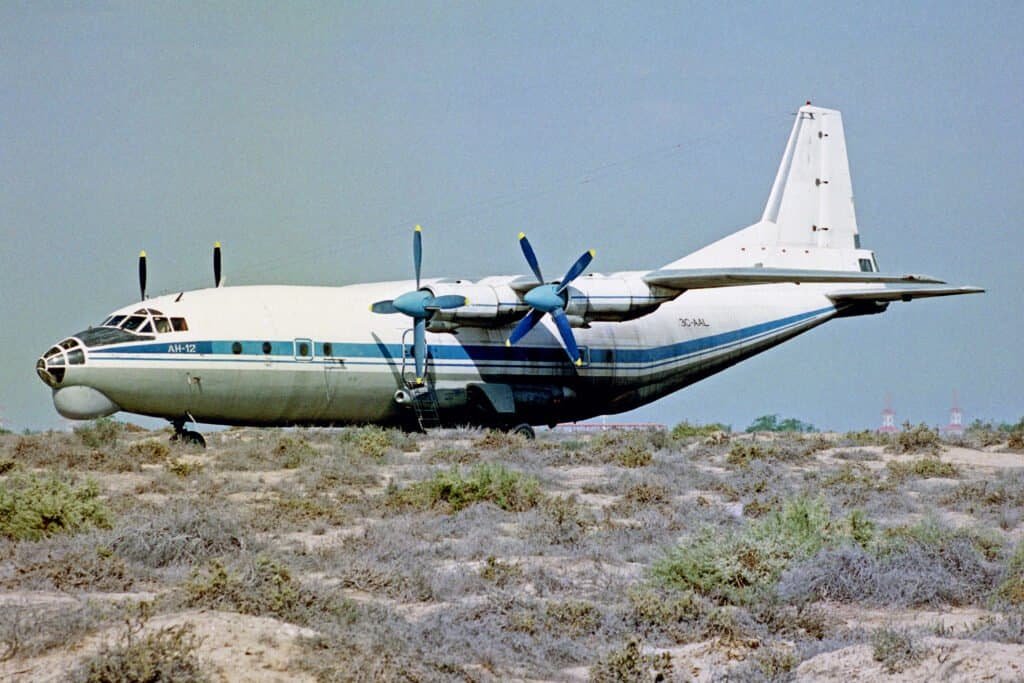 Antonov An-12, aeronave de carga de origem soviética, em voo