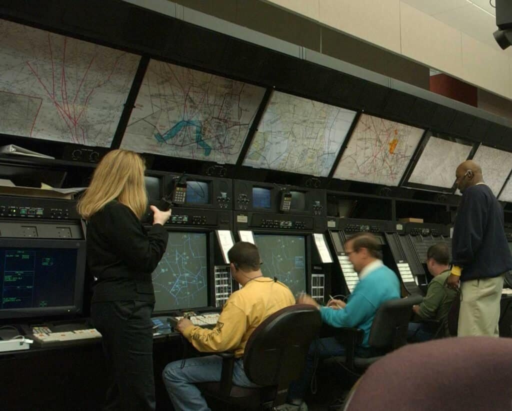 Controladores de tráfego aéreo trabalhando em um centro de controle de rota (ARTCC) nos Estados Unidos