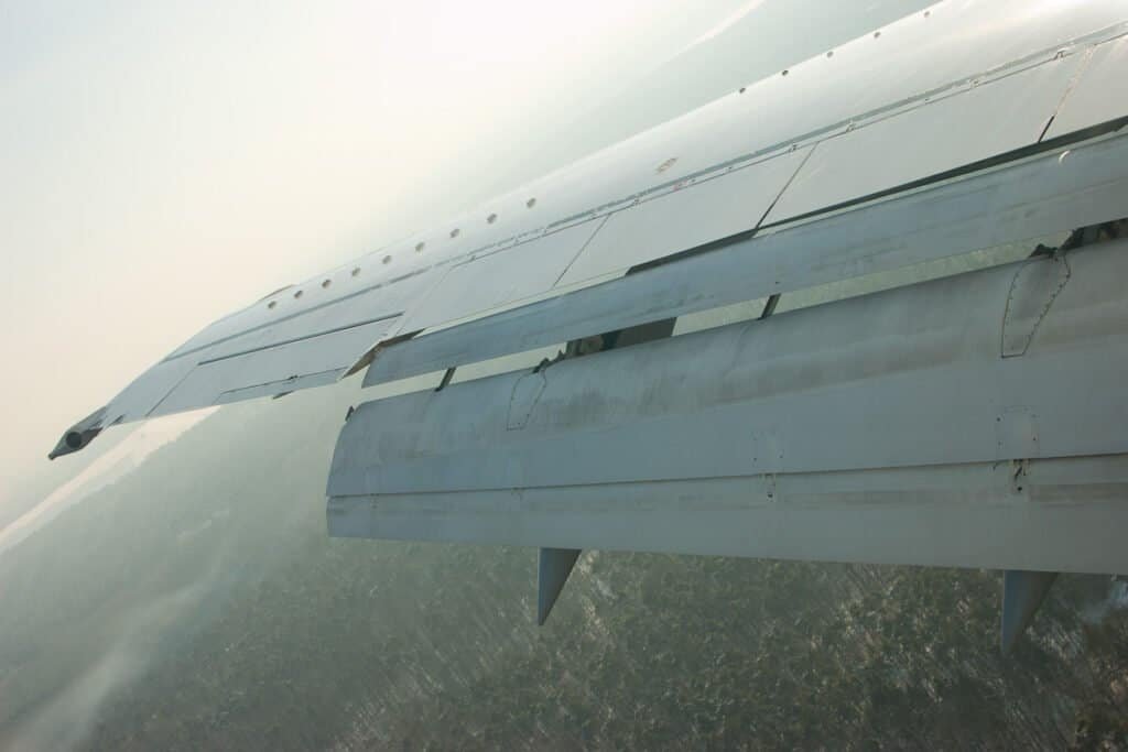 Flaps totalmente estendidos na asa de um Boeing 737 durante o pouso