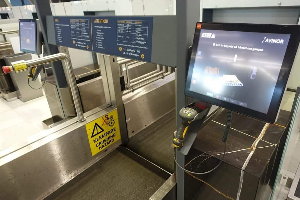 Passageiro despachando bagagem em totem self-service no Aeroporto de Bergen