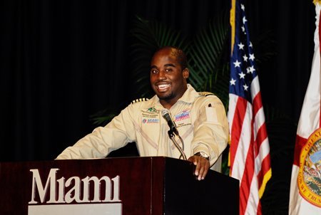 Barrington Irving fala sobre sua experiência como o piloto mais jovem e o primeiro afro-americano a voar solo ao redor do mundo
