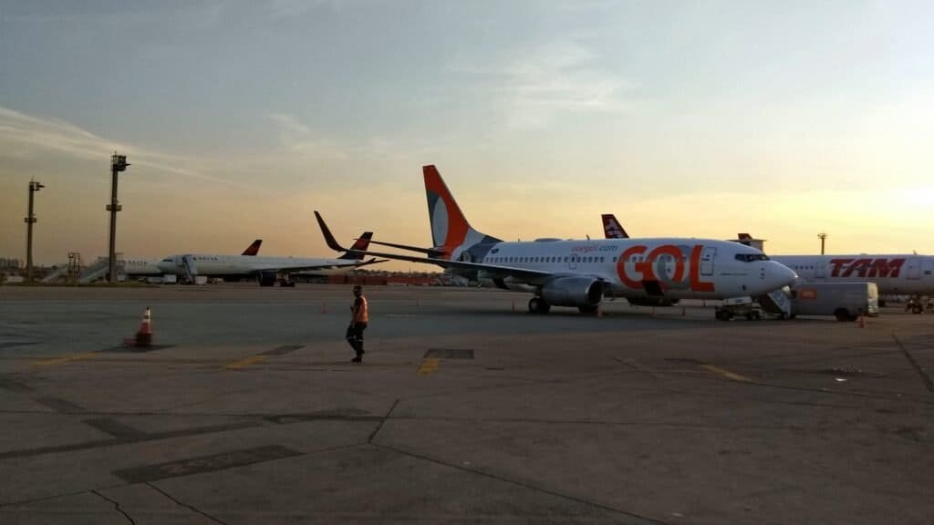 Boeing 737-800 da Gol Linhas Aéreas Inteligentes no Aeroporto de Guarulhos, São Paulo