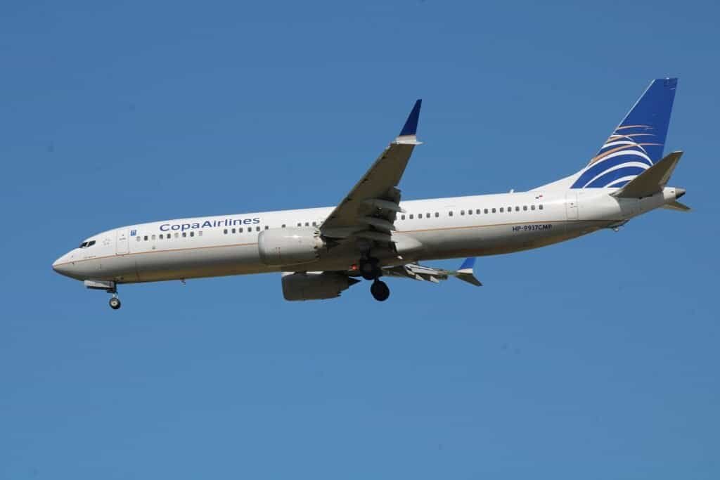 Boeing 737 MAX 9 em voo contra o céu