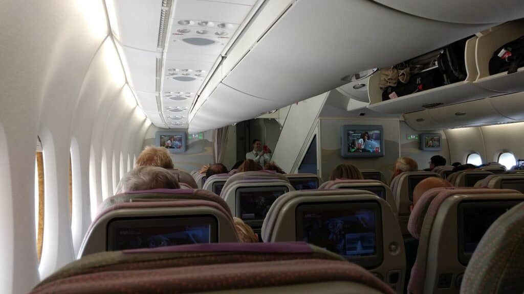 Fileiras de assentos de classe econômica dentro da cabine de um Airbus A380