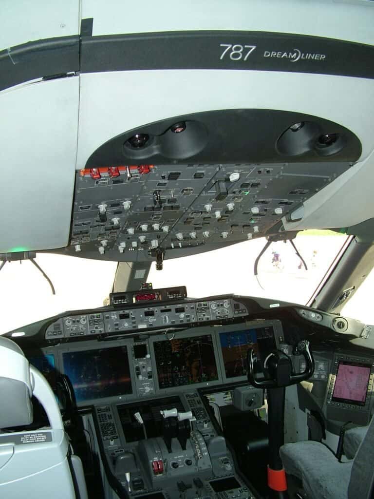Cabine de comando (flight deck) de um Boeing 787 Dreamliner