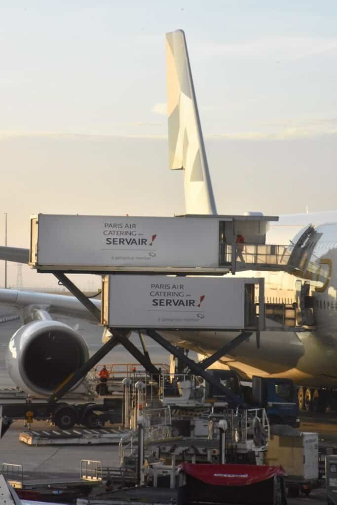 Caminhões de catering da Servair abastecem um Airbus A380 da Etihad Airways no Aeroporto Paris-Charles de Gaulle