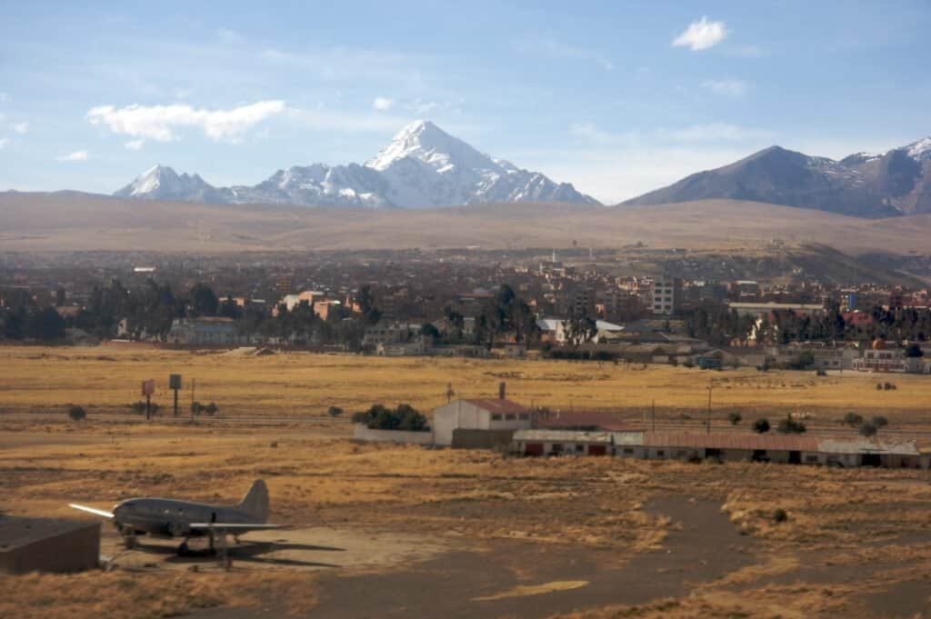 Avião pousando no Aeroporto Internacional El Alto, em La Paz, a mais de 4 mil metros de altitude