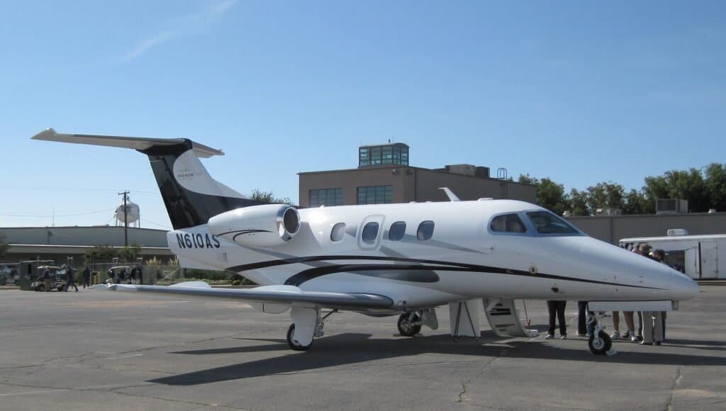 Jato executivo Embraer Phenom 100 estacionado no pátio, modelo usado na aviação executiva