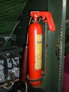 Halon 1211: Por Que o Extintor do Seu Voo Usa um Gás Proibido Desde 1994