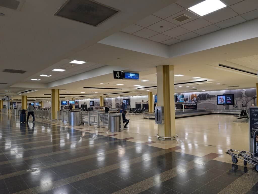 Área de retirada de bagagem despachada em terminal de aeroporto