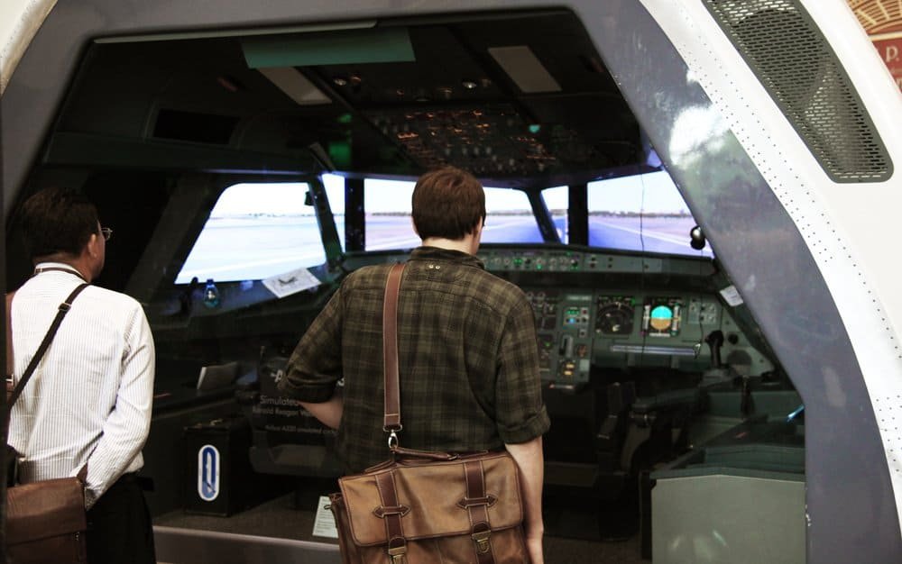 Glass cockpit de um Airbus A320 em exibição no Smithsonian National Air and Space Museum