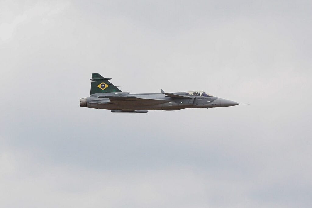 Caça Gripen F-39E da Força Aérea Brasileira em solo durante cerimônia militar