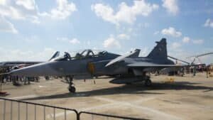 A Rainha que Virou Piloto de Caça: Como Suthida da Tailândia Voou Sozinha em um Gripen