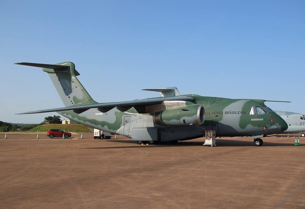 Avião de carga militar KC-390 Millennium da Força Aérea Brasileira em solo