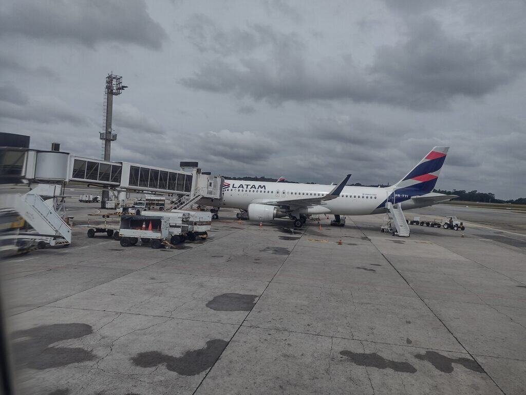 Airbus A320 da LATAM Brasil, prefixo PR-TYI, no Aeroporto Internacional de Guarulhos, São Paulo