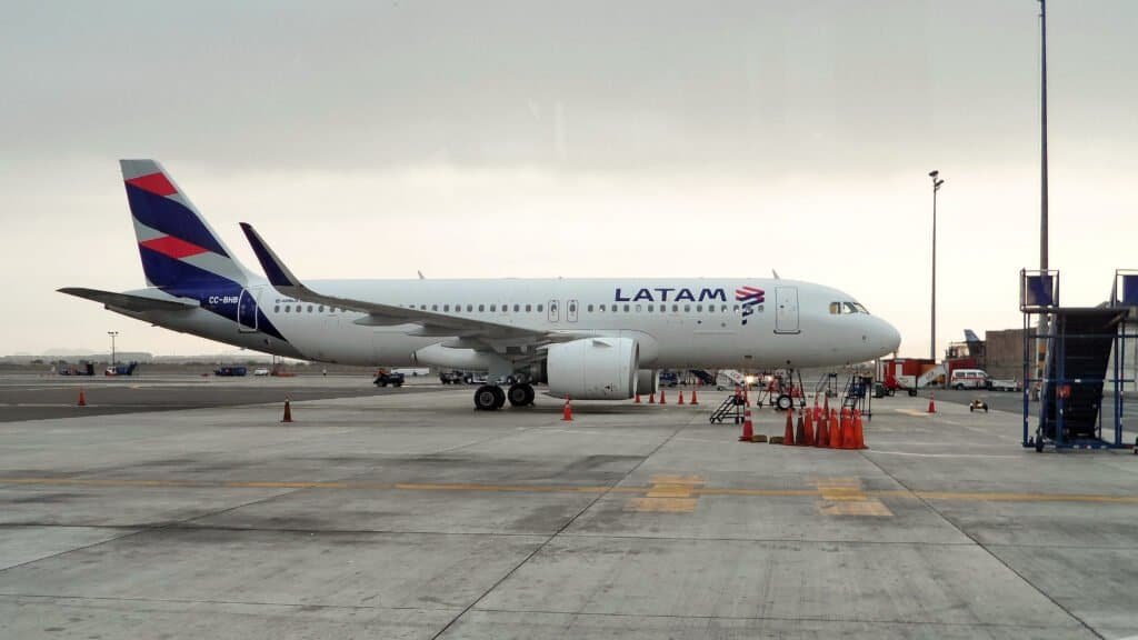 Airbus A320 da LATAM Airlines estacionado no Aeroporto Internacional Jorge Chávez, em Lima, Peru