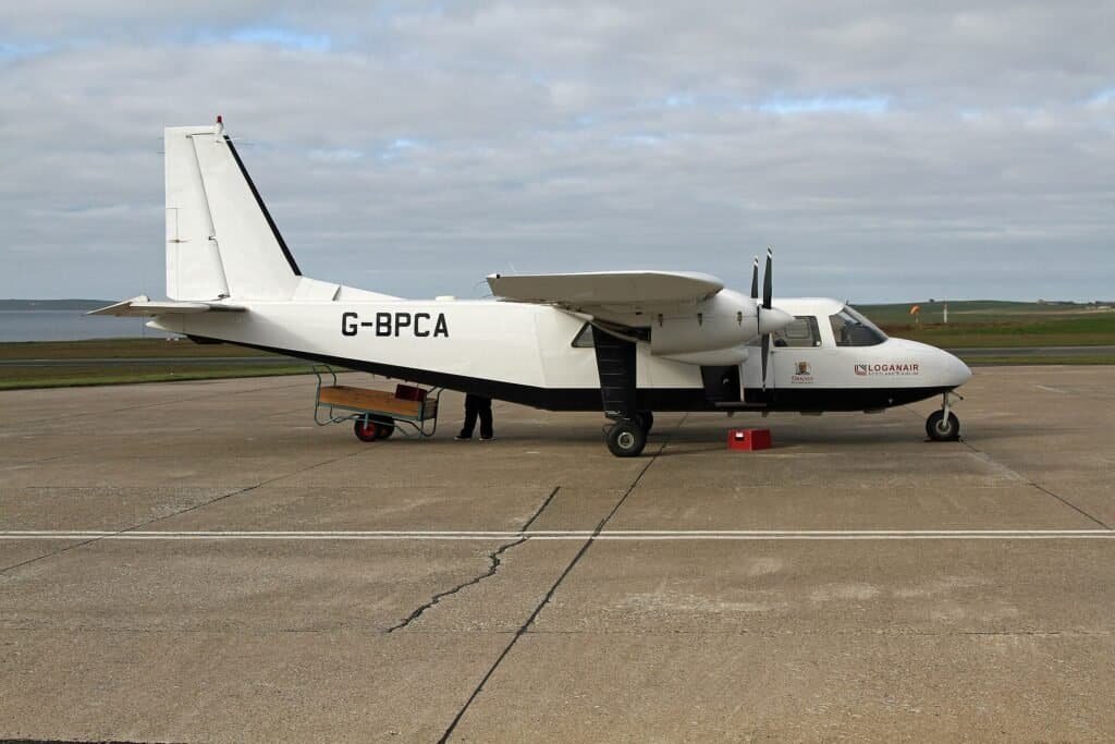 Avião Britten-Norman Islander da Loganair, que opera o voo mais curto do mundo entre Westray e Papa Westray, na Escócia