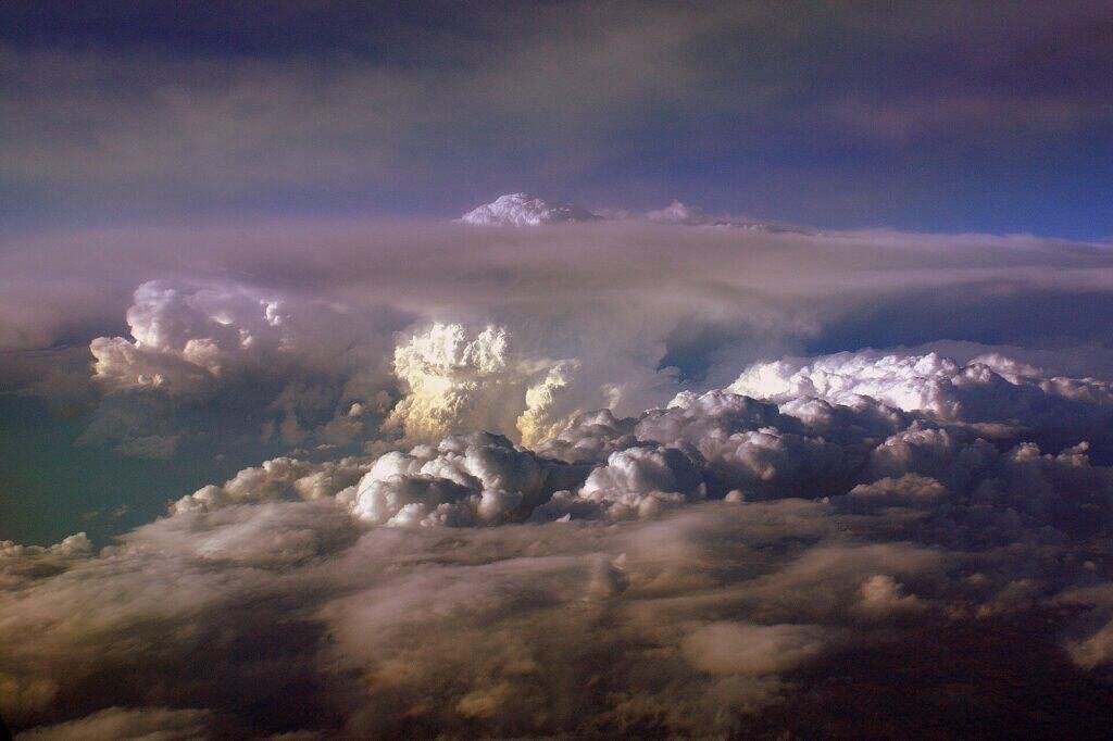 Célula de tempestade (cumulonimbus) vista à distância, fenômeno monitorado pela meteorologia aeronáutica