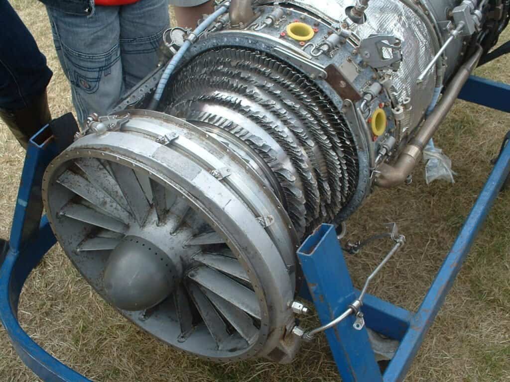 Motor de avião a jato danificado após colisão com pássaro