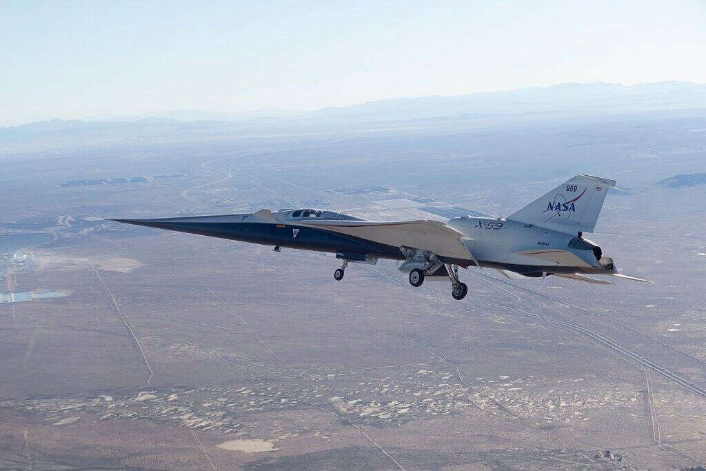 Aeronave experimental X-59 da NASA voando sobre o deserto de Mojave, na Califórnia