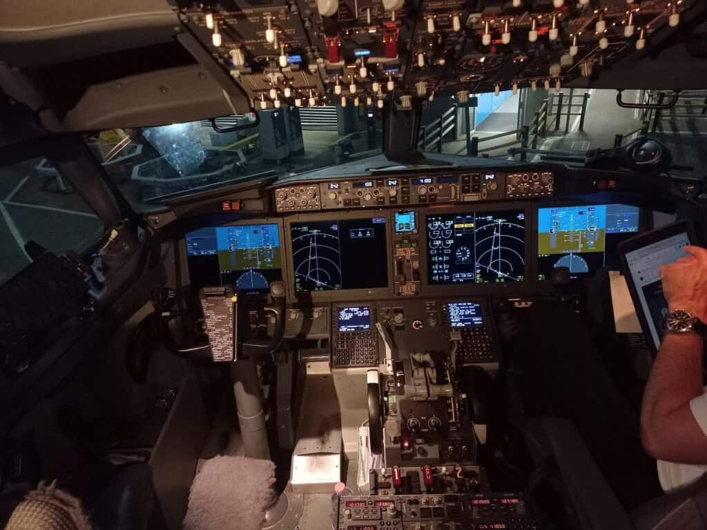 Painel e instrumentos da cabine de comando de um Boeing 737 MAX, com os controles do piloto automático