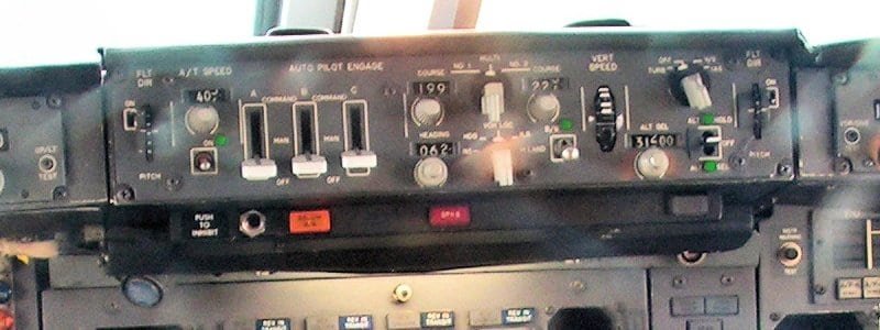 Painel de controle de modos do piloto automático (MCP) em um cockpit de Boeing 747