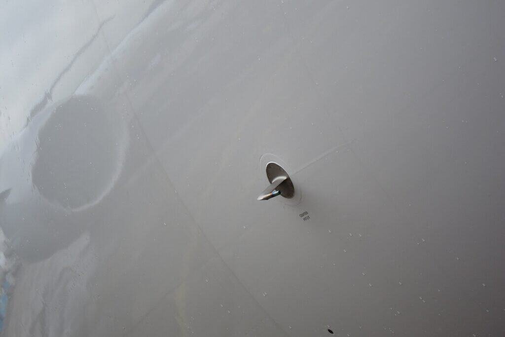 Tubo de Pitot instalado na lateral da fuselagem de um Boeing 787, um dos itens verificados no walkaround
