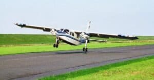 Pouso com Vento de Través: a Técnica Que Faz o Avião Aterrissar “Torto” de Propósito