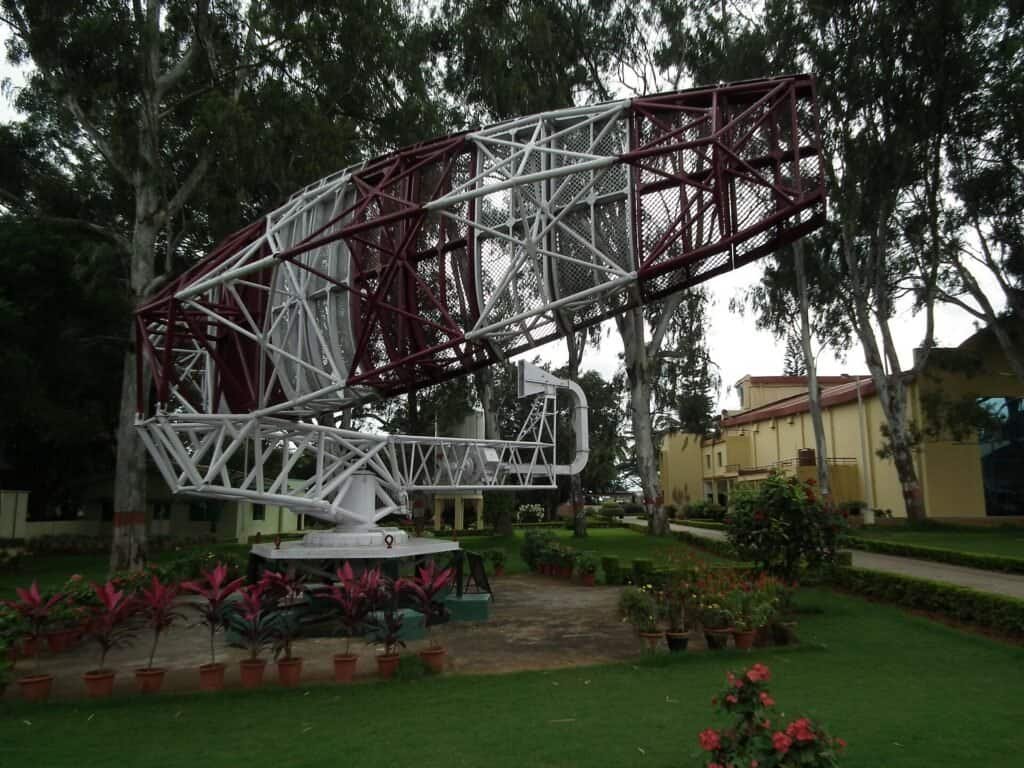 Radar e antena de controle de tráfego aéreo exibidos no Museu HAL, em Bangalore, na Índia