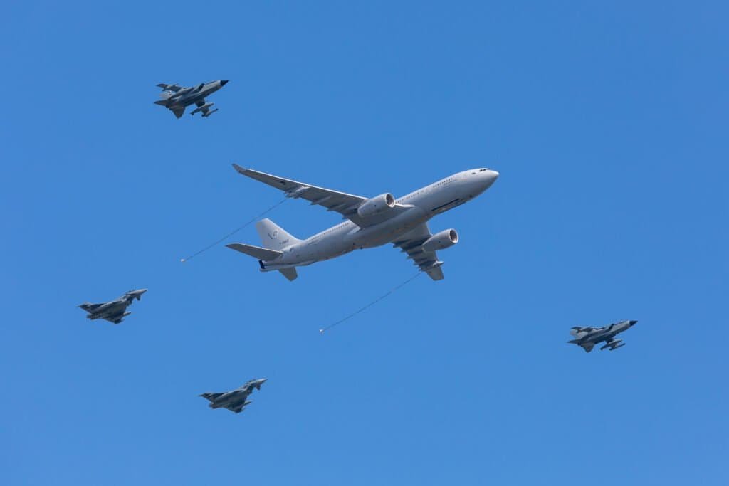 Caminhão reabastecendo combustível em aeronave durante a ILA 2024, em Schoenefeld, Alemanha