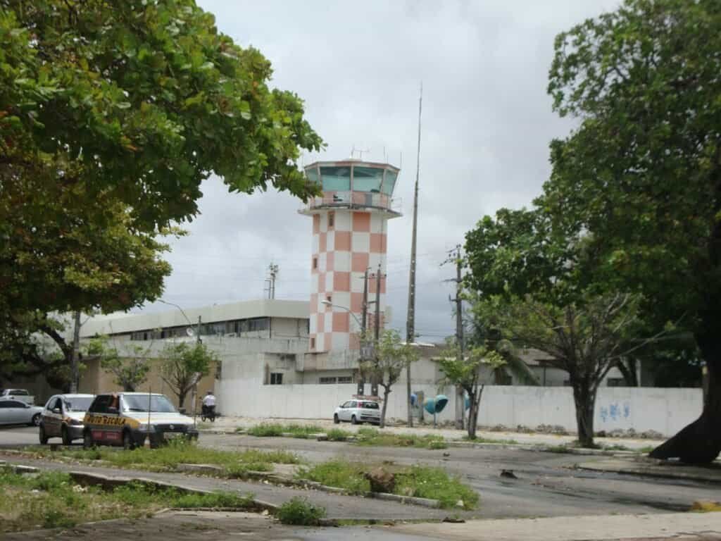 Torre de controle de tráfego aéreo do antigo Aeroporto Pinto Martins, em Fortaleza, Ceará