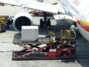Porão de Carga: Como Aviões de Passageiros Também Viram Cargueiros e Geram Receita Extra
