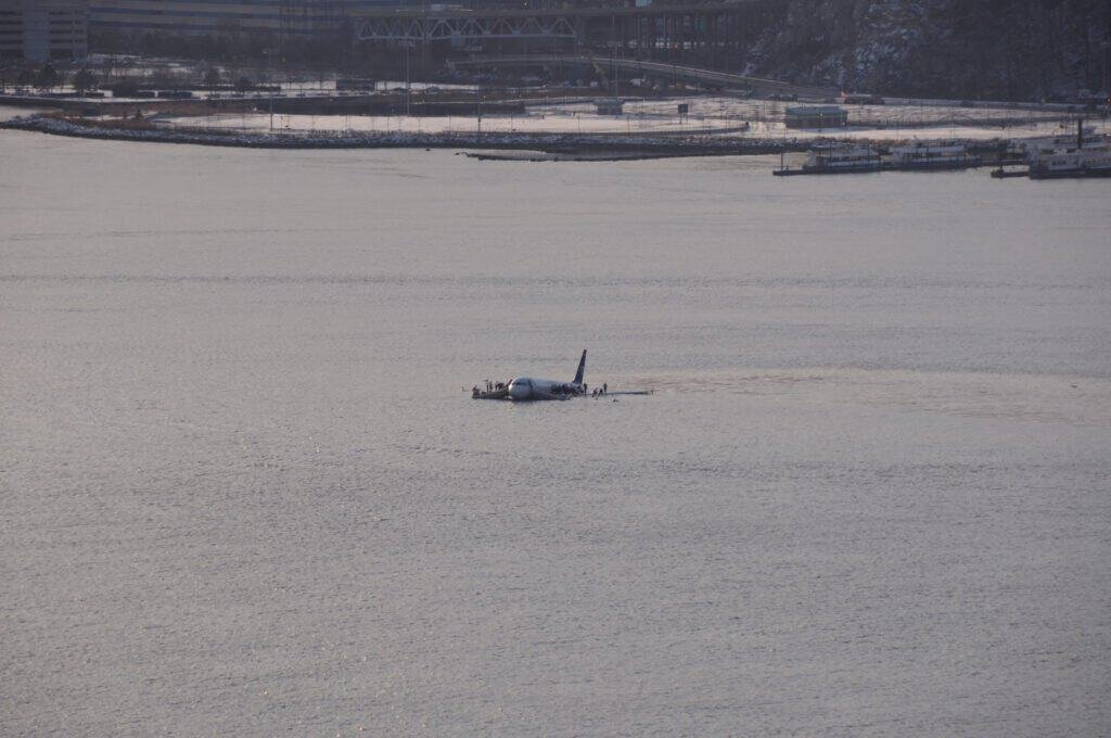Avião no Rio Hudson após amerissagem de emergência